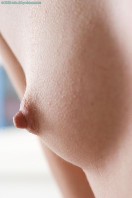 Meisje Annabelle probeert grote butt plug