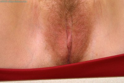 Jong tienermeisje met grote volle borsten naakt