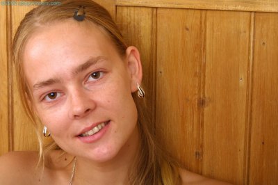 Jong tienermeisje met grote volle borsten naakt