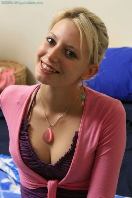 Verlegen meisje toont haar prachtige blote lijf