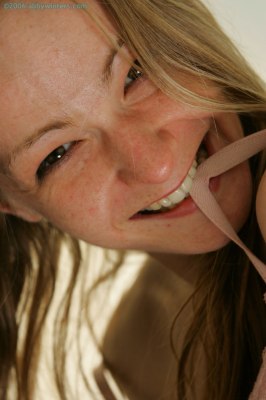 Opgewonden meisje met grote uit vulva stekende clitoris