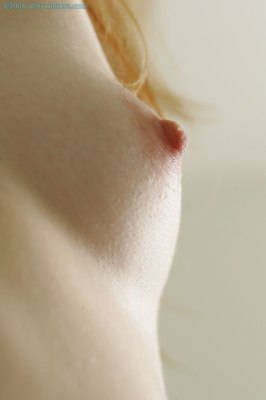 Opgewonden meisje met grote uit vulva stekende clitoris