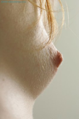 Opgewonden meisje met grote uit vulva stekende clitoris