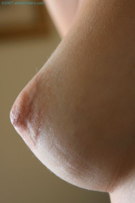 Slank alternatief meisje met prachtfiguur en grote tienerborsten