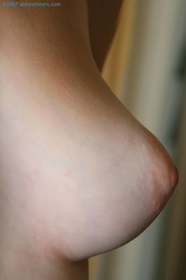 Slank alternatief meisje met prachtfiguur en grote tienerborsten