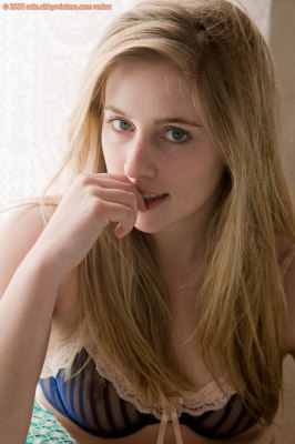 Ontzettend knap en lief meisje met bloot jeugdig lijf