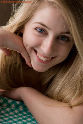 Ontzettend knap en lief meisje met bloot jeugdig lijf