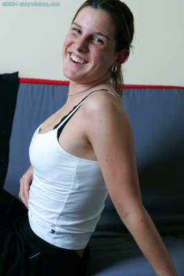 Meisje zoekt spanning en speelt met haar anus en poesje