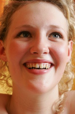 Meisje is geil en masturbeert in haar bed met vibrator