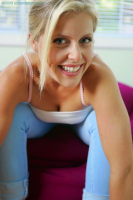 Vrouw streelt haar blote borsten omdat ze opgewonden is