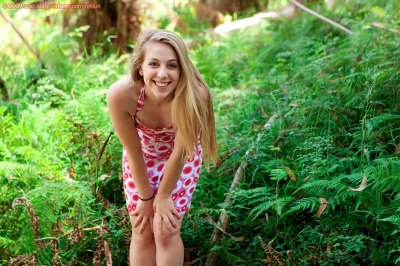 Meid in schattig jurkje bloot in het bos