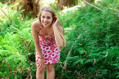 Meid in schattig jurkje bloot in het bos
