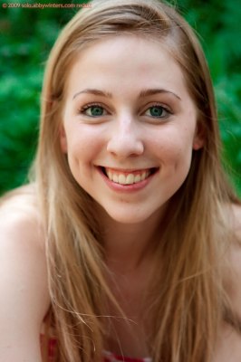 Meid in schattig jurkje bloot in het bos