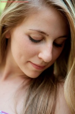 Meid in schattig jurkje bloot in het bos