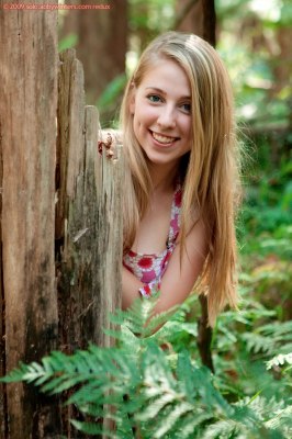 Meid in schattig jurkje bloot in het bos