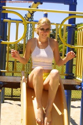 Stiekem borsten en poes flashen in de speeltuin