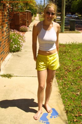 Stiekem borsten en poes flashen in de speeltuin