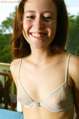 Leuk jong meisje laat haar vagina en kleine puntborsten zien