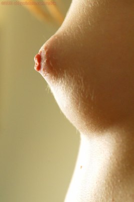 Leuk jong meisje laat haar vagina en kleine puntborsten zien