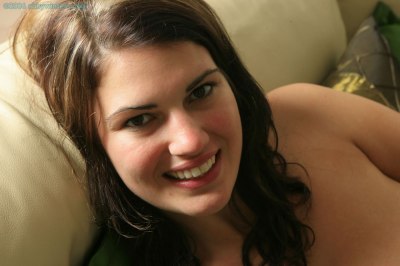 Naakte jongvolwassen vrouw met grote billen