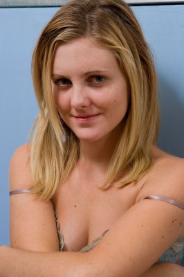 Verlegen meid geeft zich voor het eerst bloot