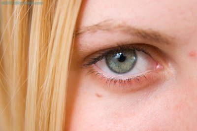 Verlegen meid geeft zich voor het eerst bloot