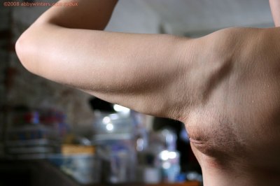 Nog een jong meisje naakt tijdens het omkleden voor musical