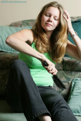 Schaamteloos pubermeisje kleedt zich uit en laat haar witte borsten zien