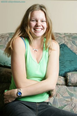 Schaamteloos pubermeisje kleedt zich uit en laat haar witte borsten zien