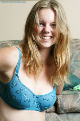 Schaamteloos pubermeisje kleedt zich uit en laat haar witte borsten zien