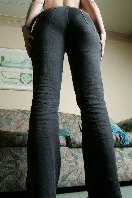 Schaamteloos pubermeisje kleedt zich uit en laat haar witte borsten zien