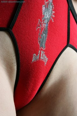 Schaamteloos pubermeisje kleedt zich uit en laat haar witte borsten zien