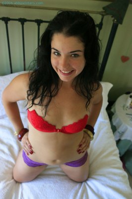 Lieve donkerharige meid trekt haar vagina open en laat de binnenkant zien van haar gaatje