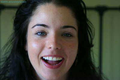 Lieve donkerharige meid trekt haar vagina open en laat de binnenkant zien van haar gaatje