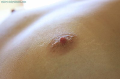 Lieve donkerharige meid trekt haar vagina open en laat de binnenkant zien van haar gaatje