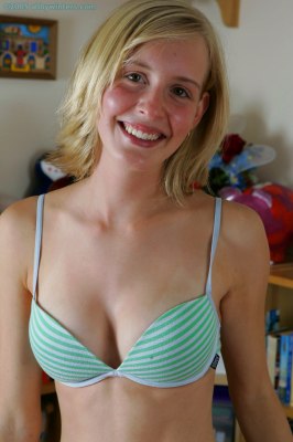 Jonge naakte blonde Nederlandse meid met prachtig slank lijf