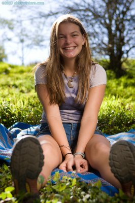 Schatje van een meid naakt buiten en opent haar lange schaamlippen