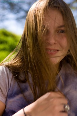 Schatje van een meid naakt buiten en opent haar lange schaamlippen