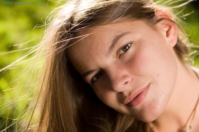 Schatje van een meid naakt buiten en opent haar lange schaamlippen