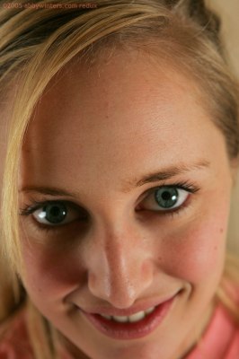 Knap lief en verlegen meisje helemaal bloot zonder kleren in haar slaapkamer