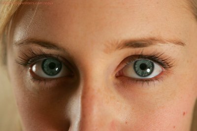 Knap lief en verlegen meisje helemaal bloot zonder kleren in haar slaapkamer
