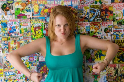 Meisje met gouden ring in klitje Clitoris piercing