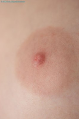 Meisje met gouden ring in klitje Clitoris piercing