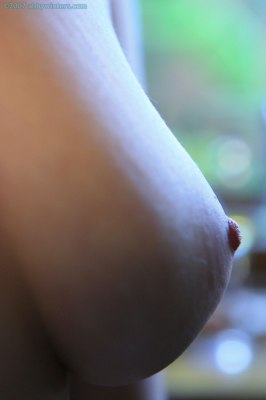 Naakt blank meisje met blonde haren en witte huid