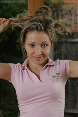 Meisje van school kleedt uit voor de camera