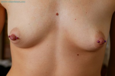 Meisje met piercing in haar clitoris