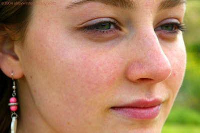 Paula met blote borsten buiten in het park