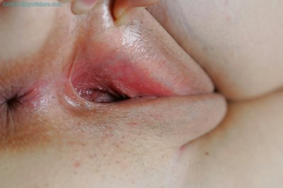 Knap stevig meisje laat trots haar maagdelijke vagina zien