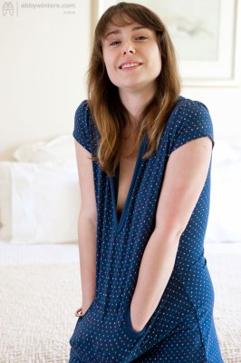 Irena heeft een tepelpiercing in haar prachtige borsten