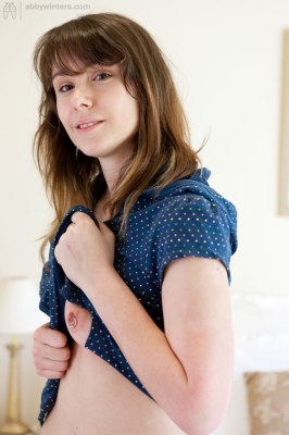 Irena heeft een tepelpiercing in haar prachtige borsten